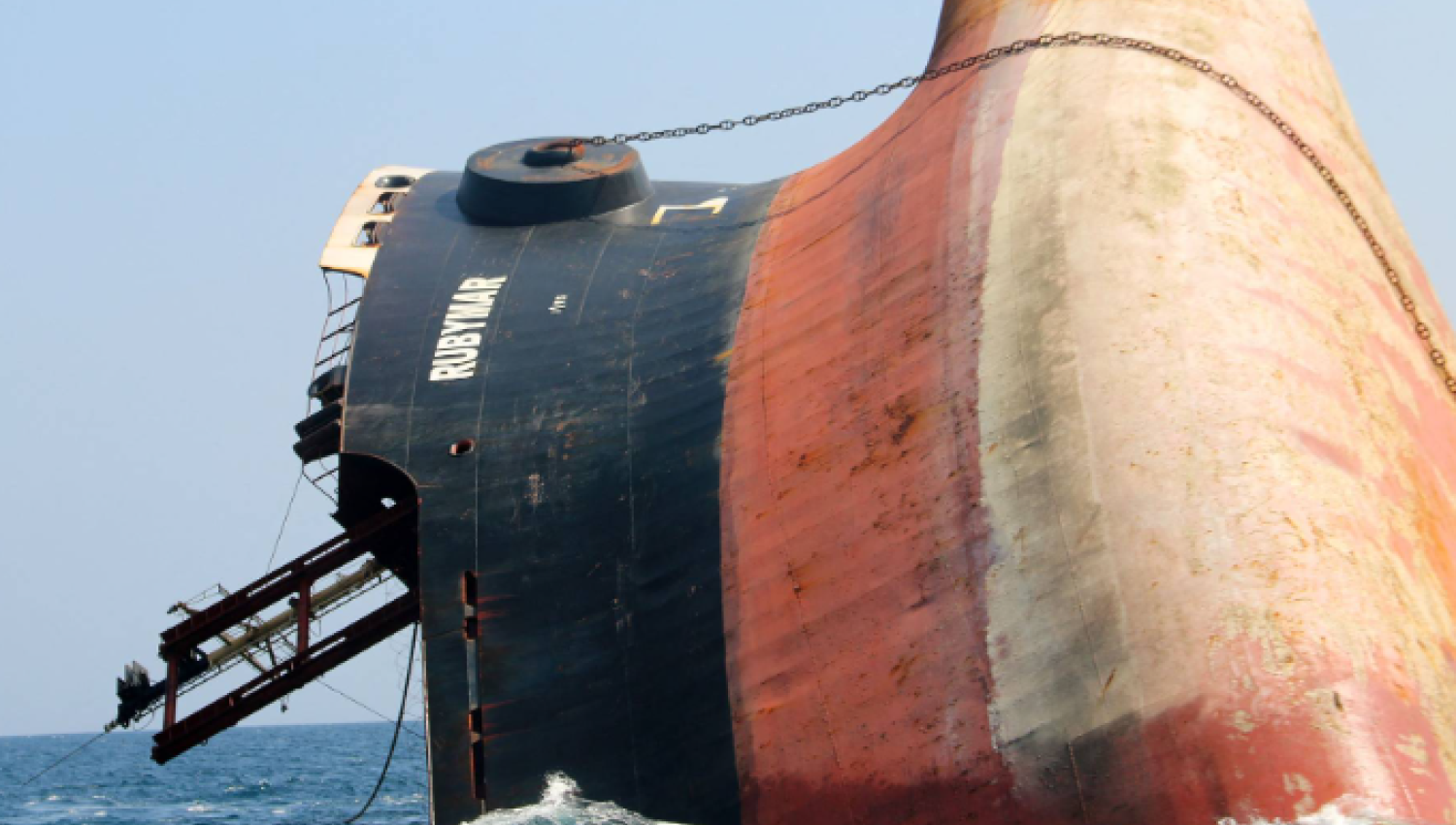 הסלמה במפרץ עדן: החות'ים מכוונים לספינה אמריקאית וגורמים למוות