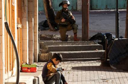 טופאן אל אקסה חושף שוב את ישראל: הם משתמשים במגנים אנושיים
