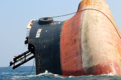 הסלמה במפרץ עדן: החות'ים מכוונים לספינה אמריקאית וגורמים למוות