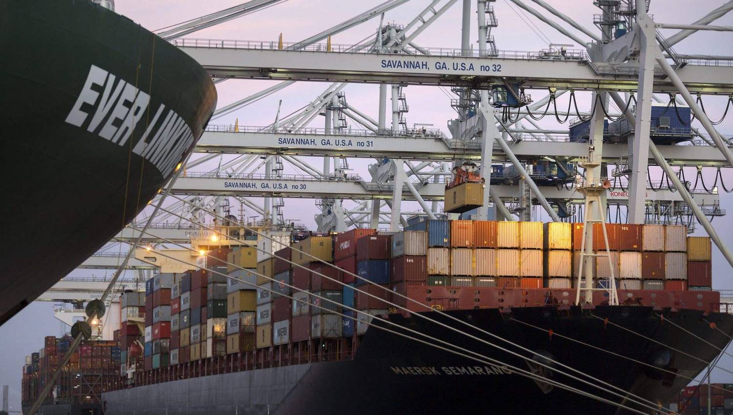 أزمة شركات الشحن في البحر  الاحمر: العواقب تطال الادارة الاميركية 
