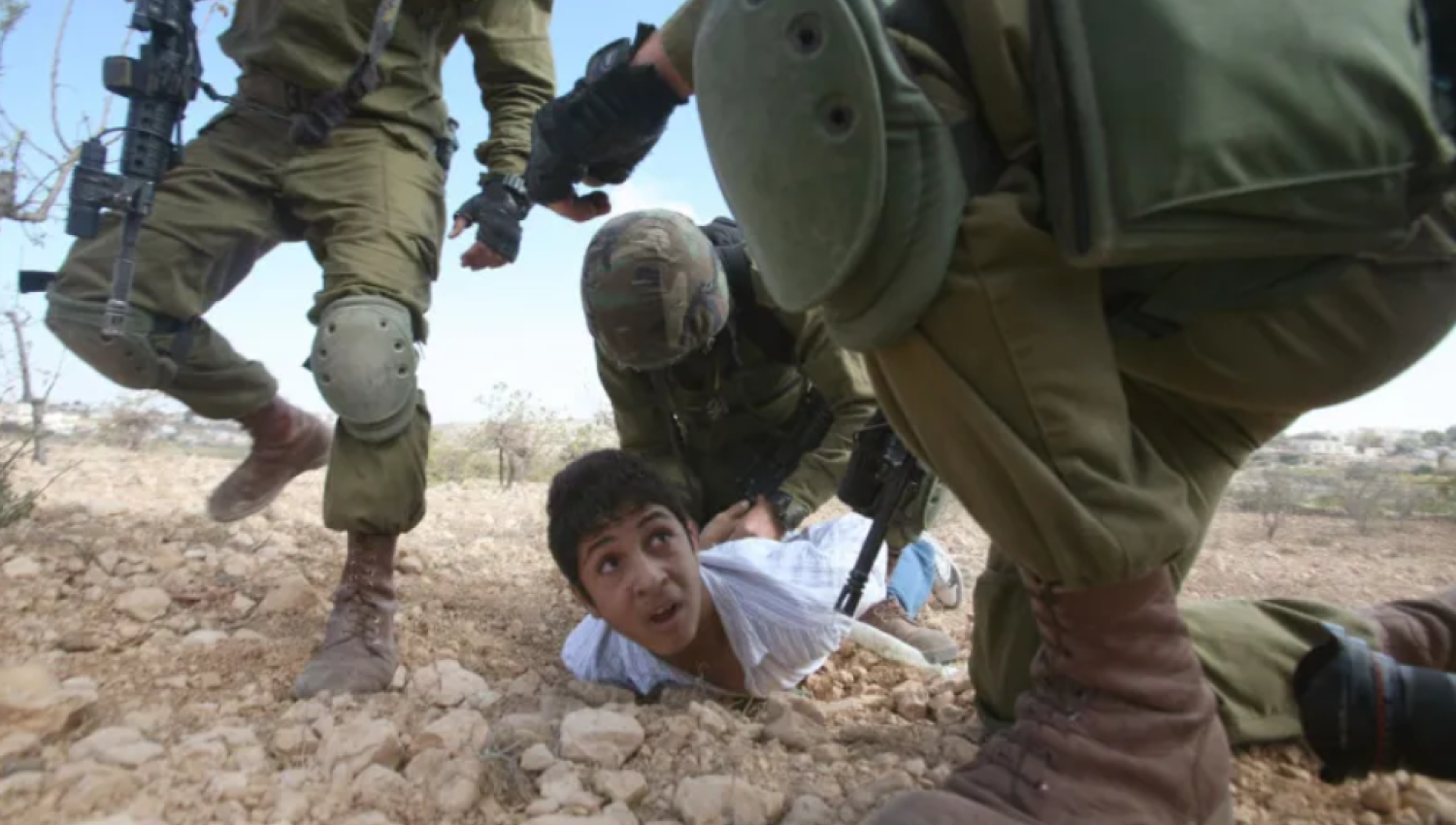 مجلة تايم: هذا ما يواجهه الأطفال الفلسطينيون في السجون الإسرائيلية؟