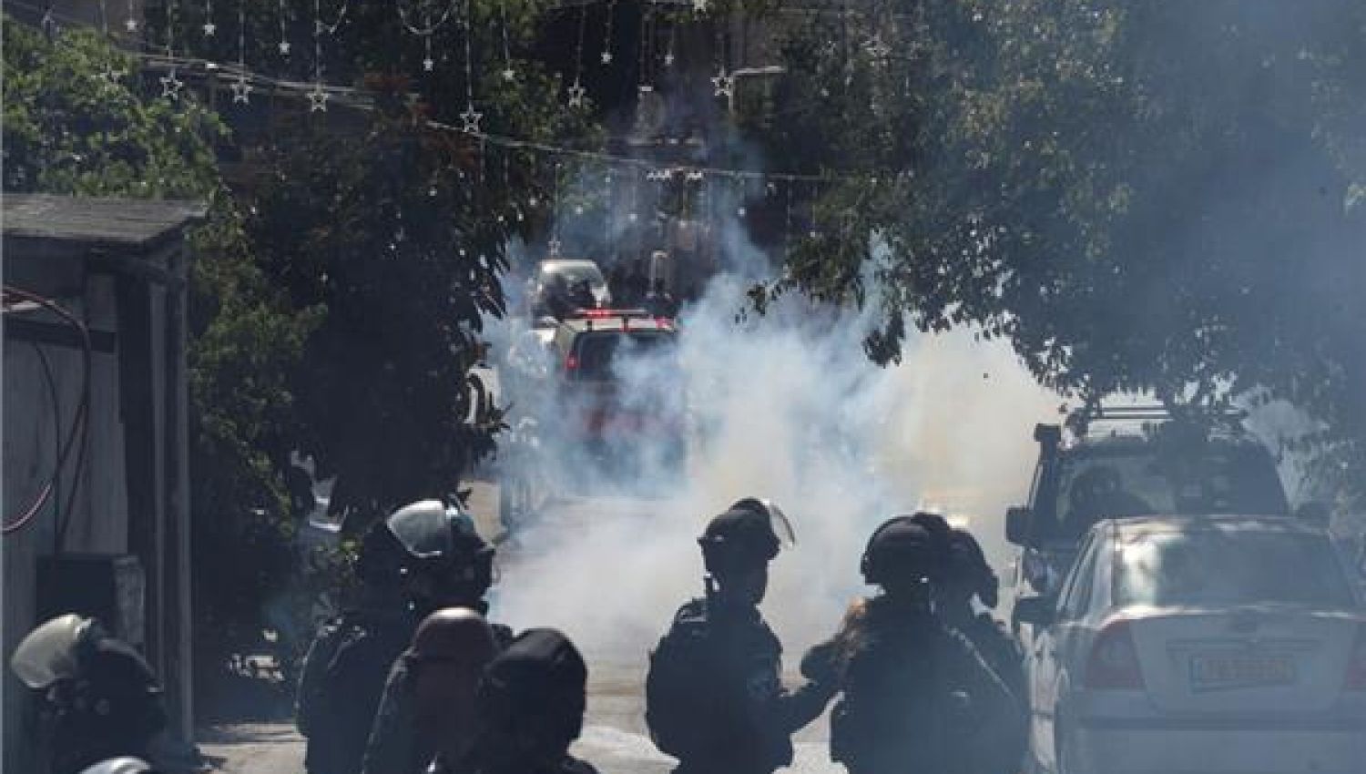 تطور جديد في الضفة: اشتباكات مسلحة تحمي المتظاهرين