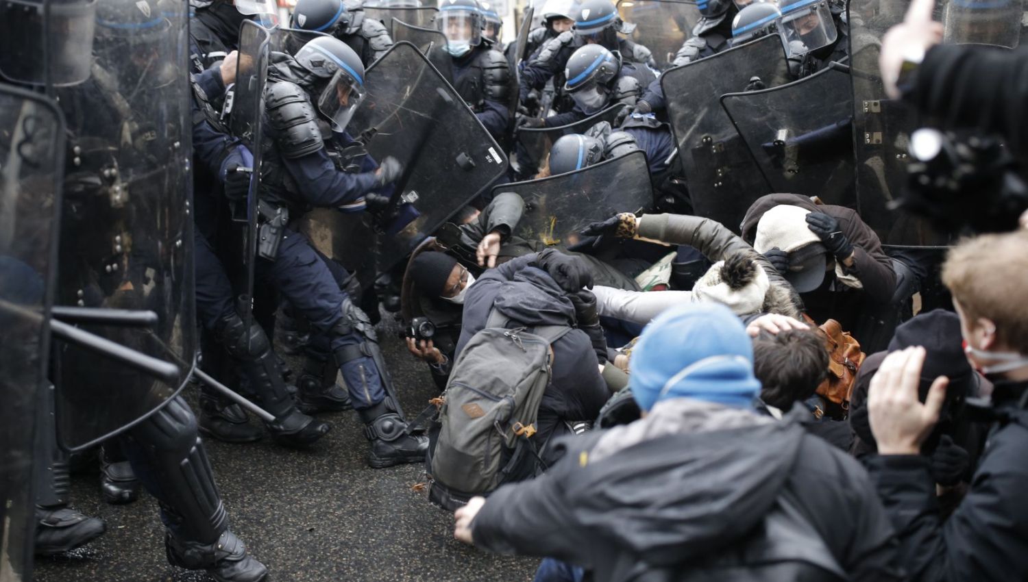 قمع التظاهرات في فرنسا: تحقيقاتٌ في اعتقالات غير قانونية
