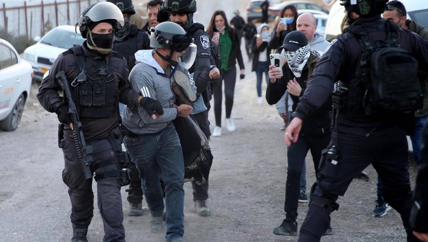 هآرتس: إسرائيل تعتقل مستوطنين أبدوا رأيهم بأداء الجيش بتهمة "الخيانة"!