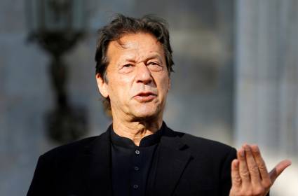عمران خان: طالبان ينبغي أن تكون جزءًا من الحكومة الأفغانية