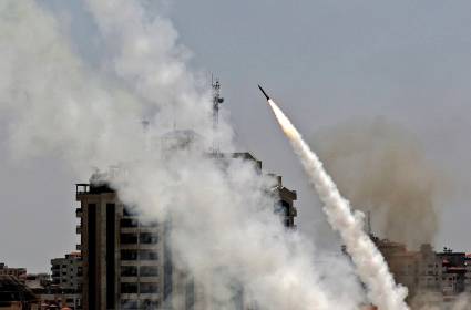  كتائب القسام تقصف بصاروخ عياش 250 ثاني أكبر مطار في كيان الاحتلال