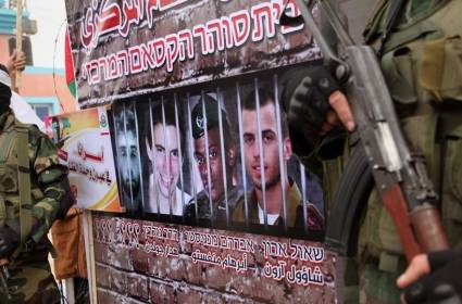 هآرتس: تعامل "إسرائيل" مع حماس قد يُكلّف الحكومة حياتها
