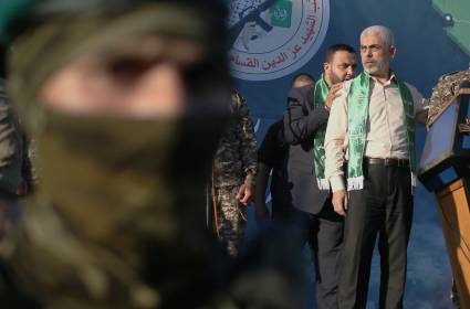 وول ستريت جورنال: زعيم حماس الذي درس نفسية إسرائيل ويراهن بحياته على ما تعلمه