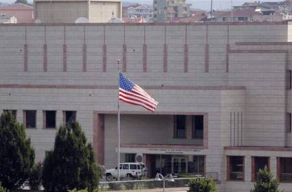 كيف تنتهك السفارة الأمريكية علم وسيادة لبنان؟