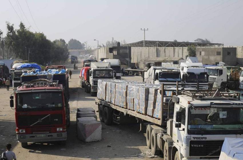 مستوطنون يمنعون المساعدات عن غزة: حرق الشاحنات ورمي البضائع 