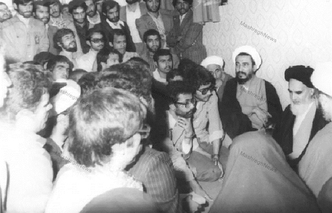 خلال أحدى لقاءات الشيخ موحدي كرماني مع الإمام الخميني (رض) 