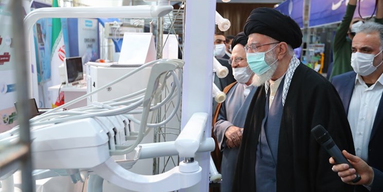 قائد الثورة الإسلامية خلال زيارته لأحد المعارض التي تستعرض الإنجازات التكنولوجية