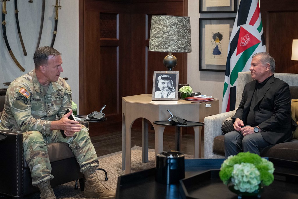 قائد القيادة المركزية الأمريكية خلال لقاء سابق مع الملك الأردني