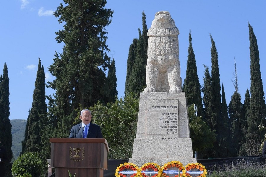 نتنياهو يلقي خطاب أمام التمثال