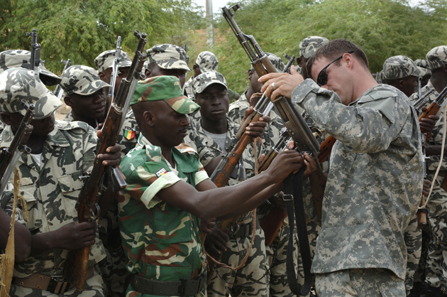 جندي أمريكي خلال تدريب جنود أفريقيين