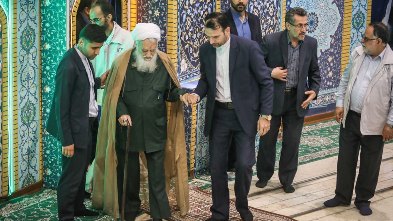 الشيخ موحدي كرماني مرتدياً زي حرس الثورة الإسلامية